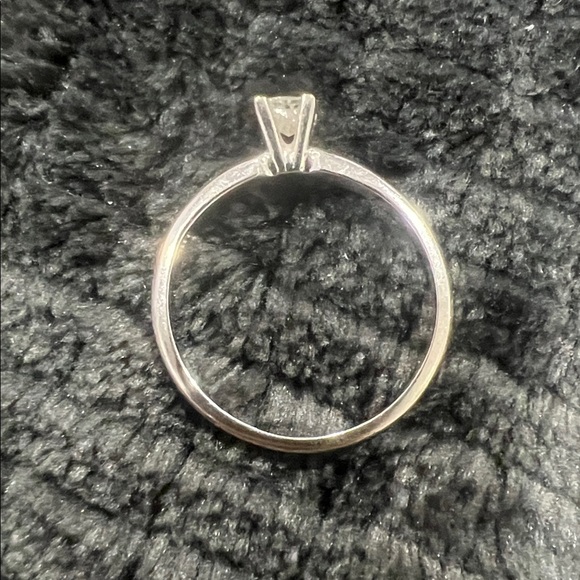 Elegant white Gold Diamond Ring - Picture 3 of 4